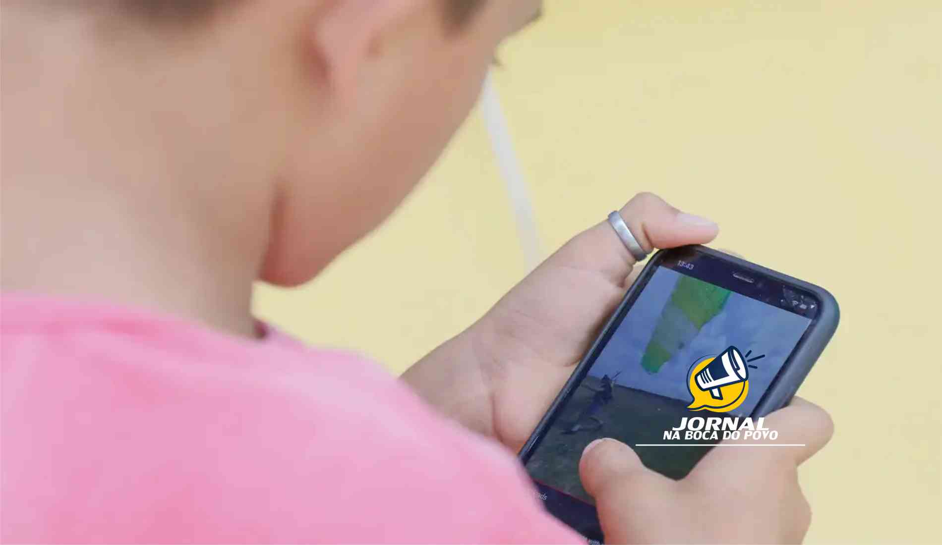 Senado aprova projeto para restringir uso de celular em escolas