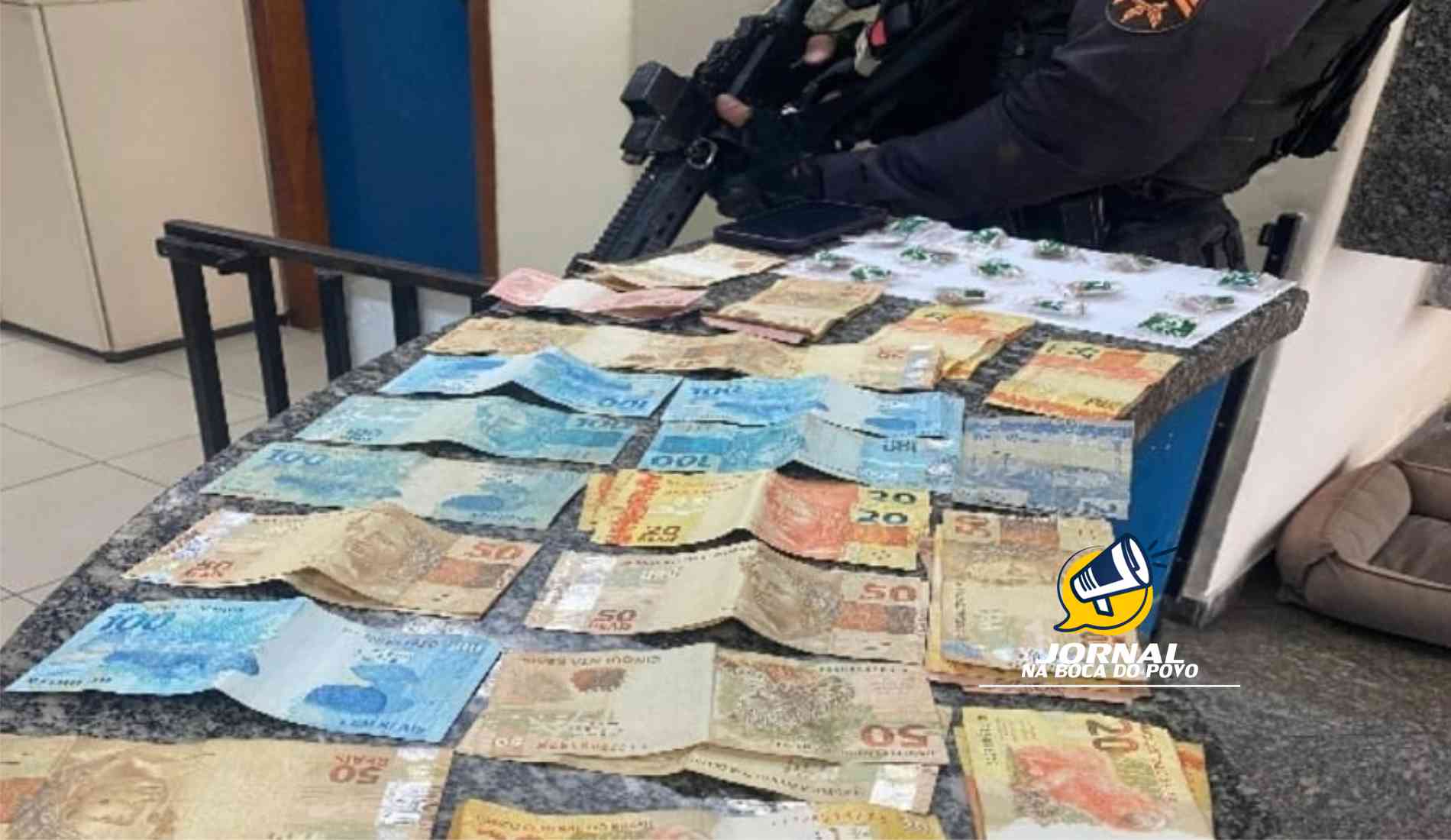 Polícia apreende dinheiro e papelotes de haxixe em Pádua