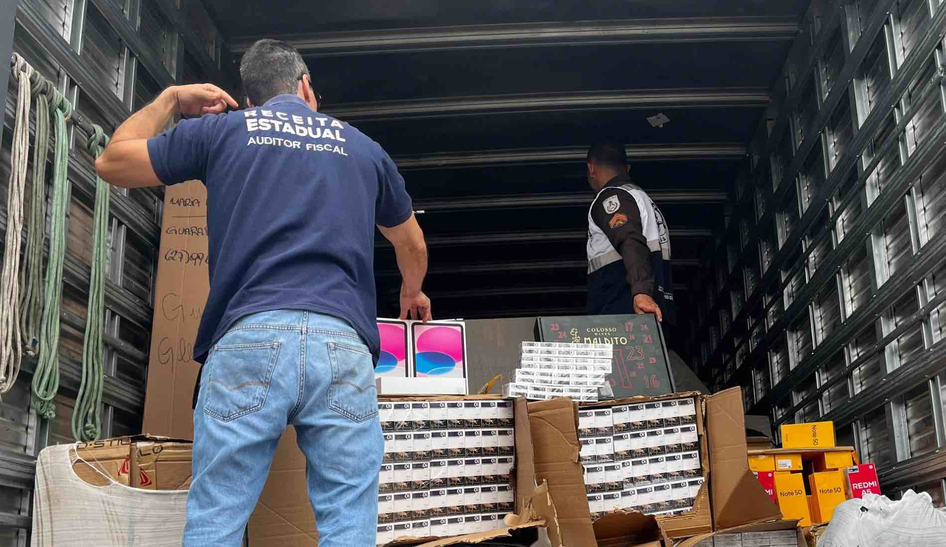 Operação Foco Divisas apreende caminhão com R$ 2,5 milhões em mercadorias ilegais em Itaperuna