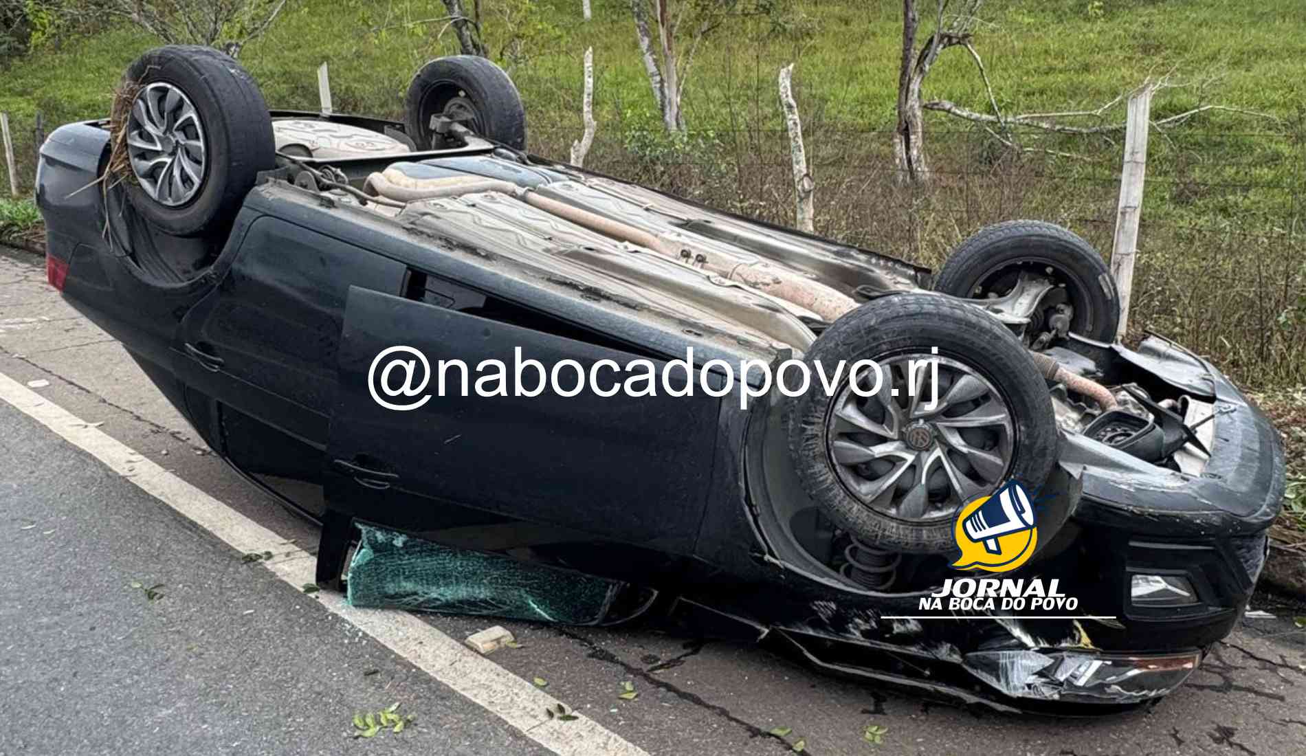 Carro capota na RJ-116, em Aperibé
