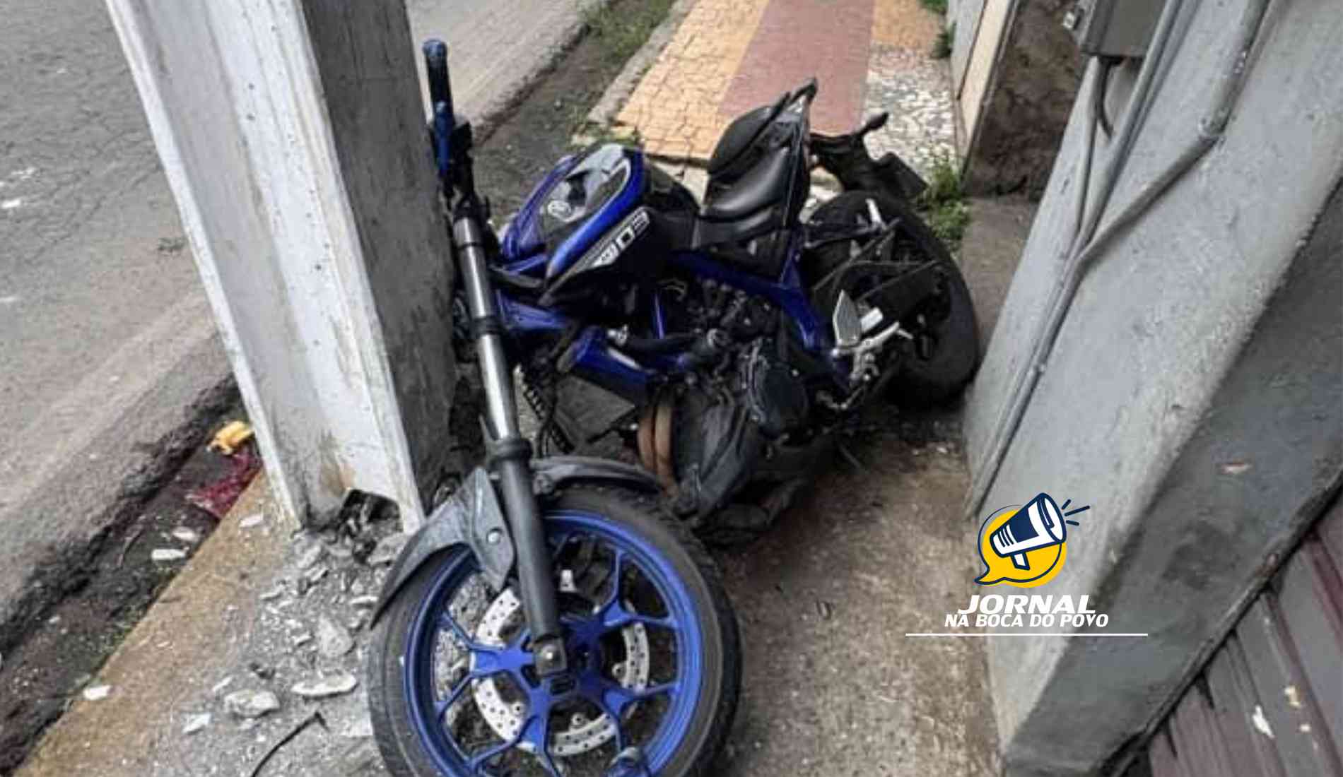 Jovem é socorrido em estado grave ao colidir com poste em Itaperuna