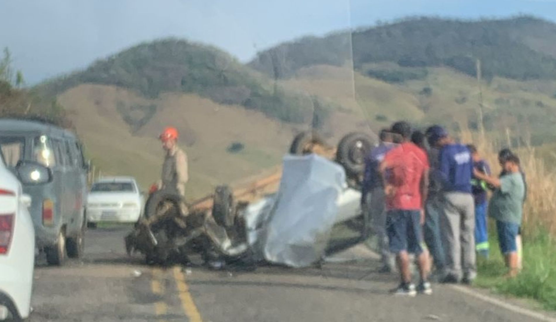 Jovens são socorridos após carro capotar na RJ-194 entre Cambuci e Pureza