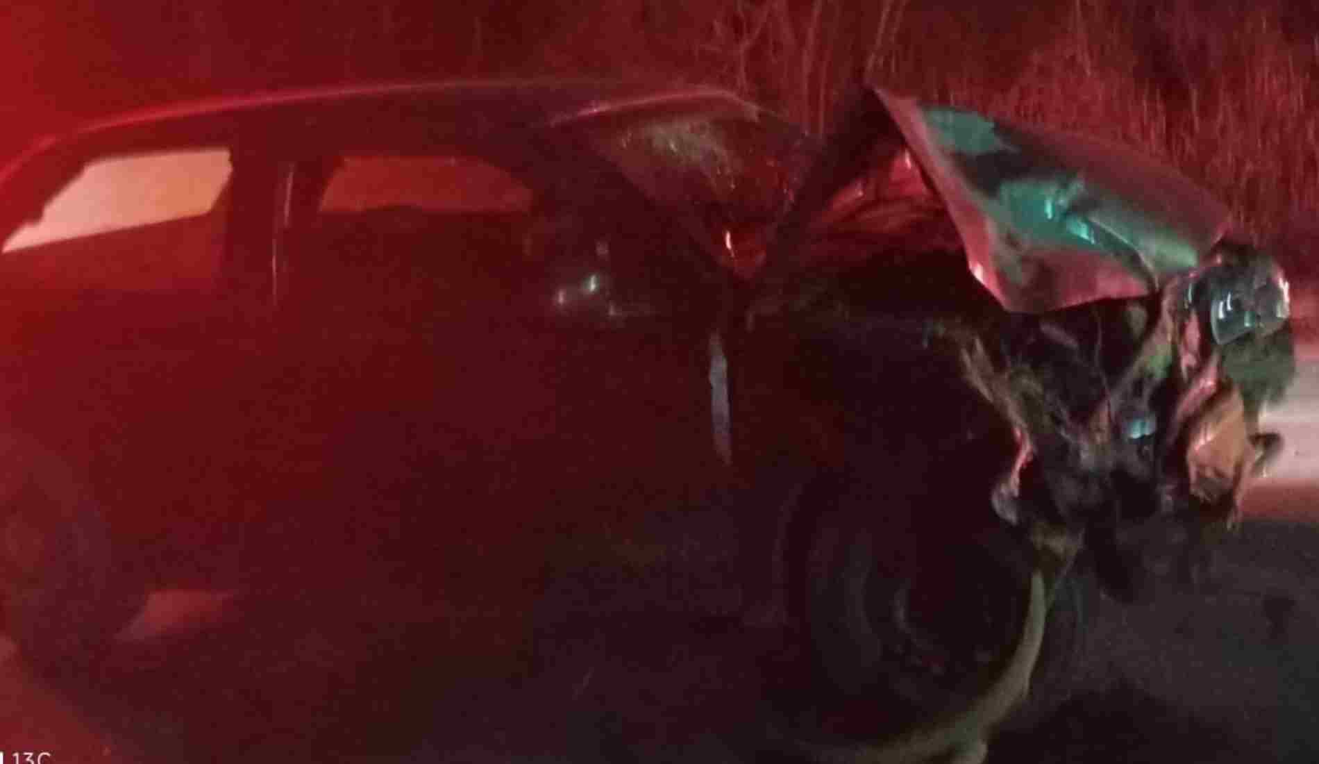 Duas pessoas ficam feridas após caminhão colidir com veículo na RJ-186 em Pádua