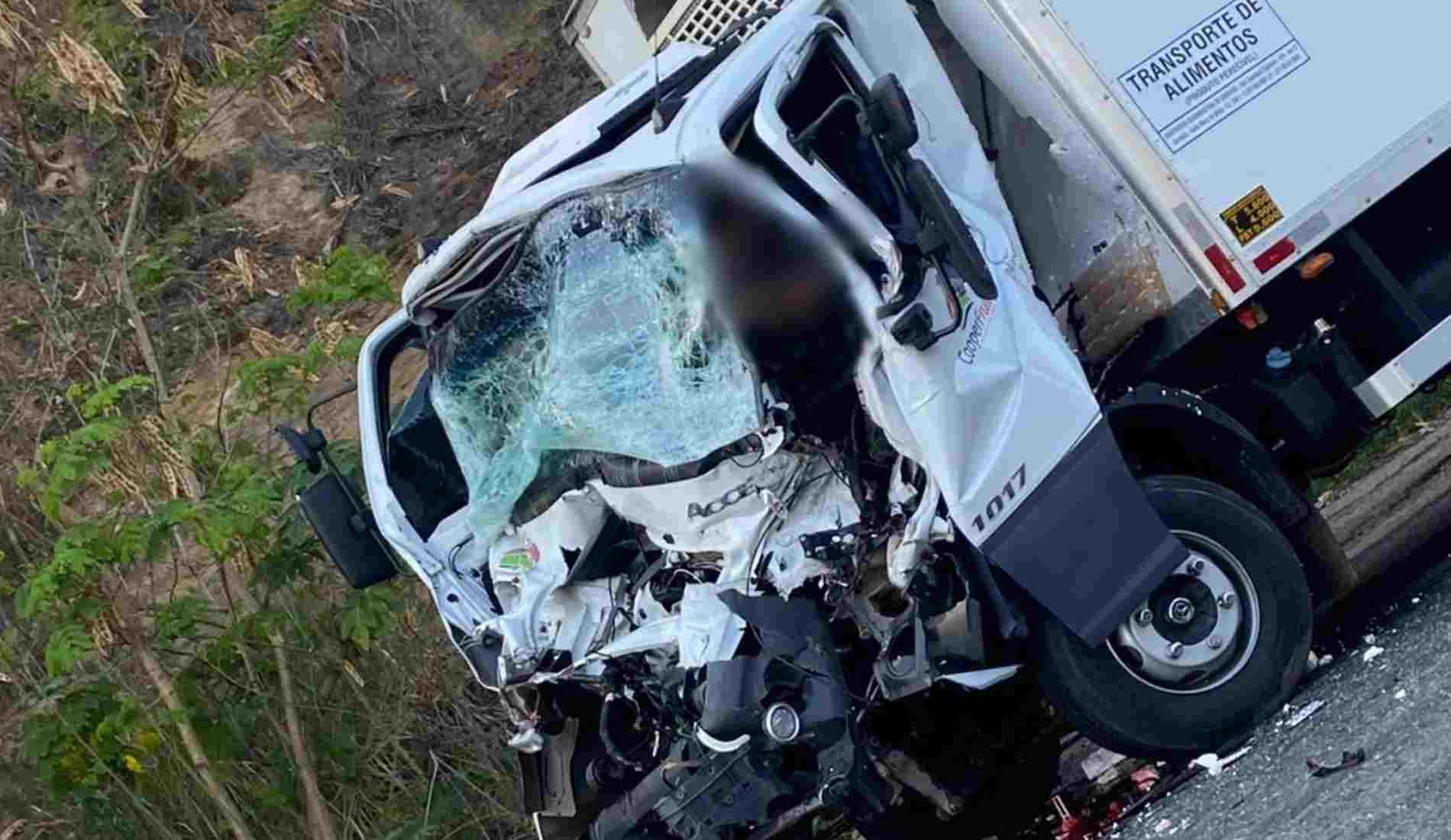 Motorista fica gravemente ferido em colisão entre caminhão e carreta na RJ-186 em Itaperuna