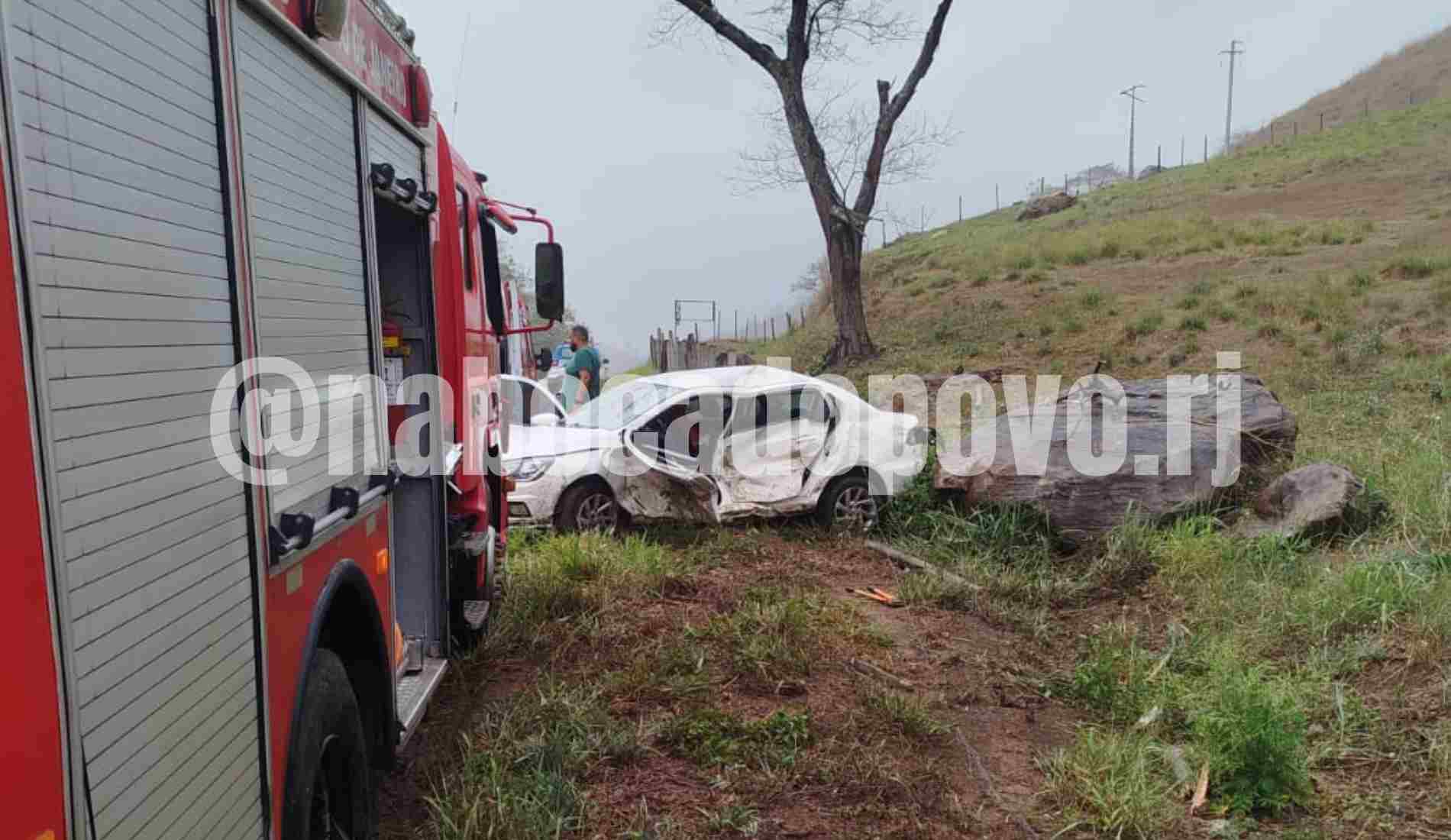 Mulher fica ferida após veículo capotar na RJ-116 entre Pádua e Aperibé