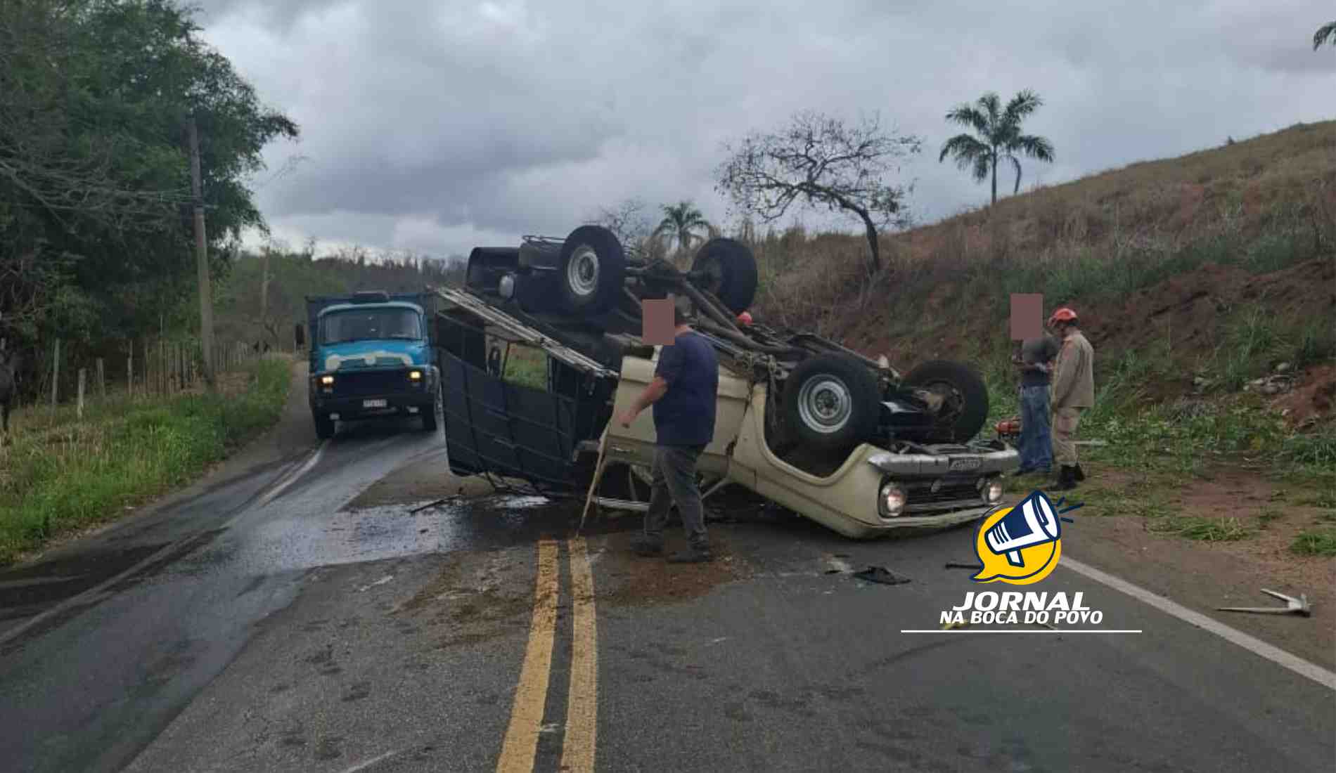 Caminhão tomba na RJ-116 entre Pádua e Aperibé
