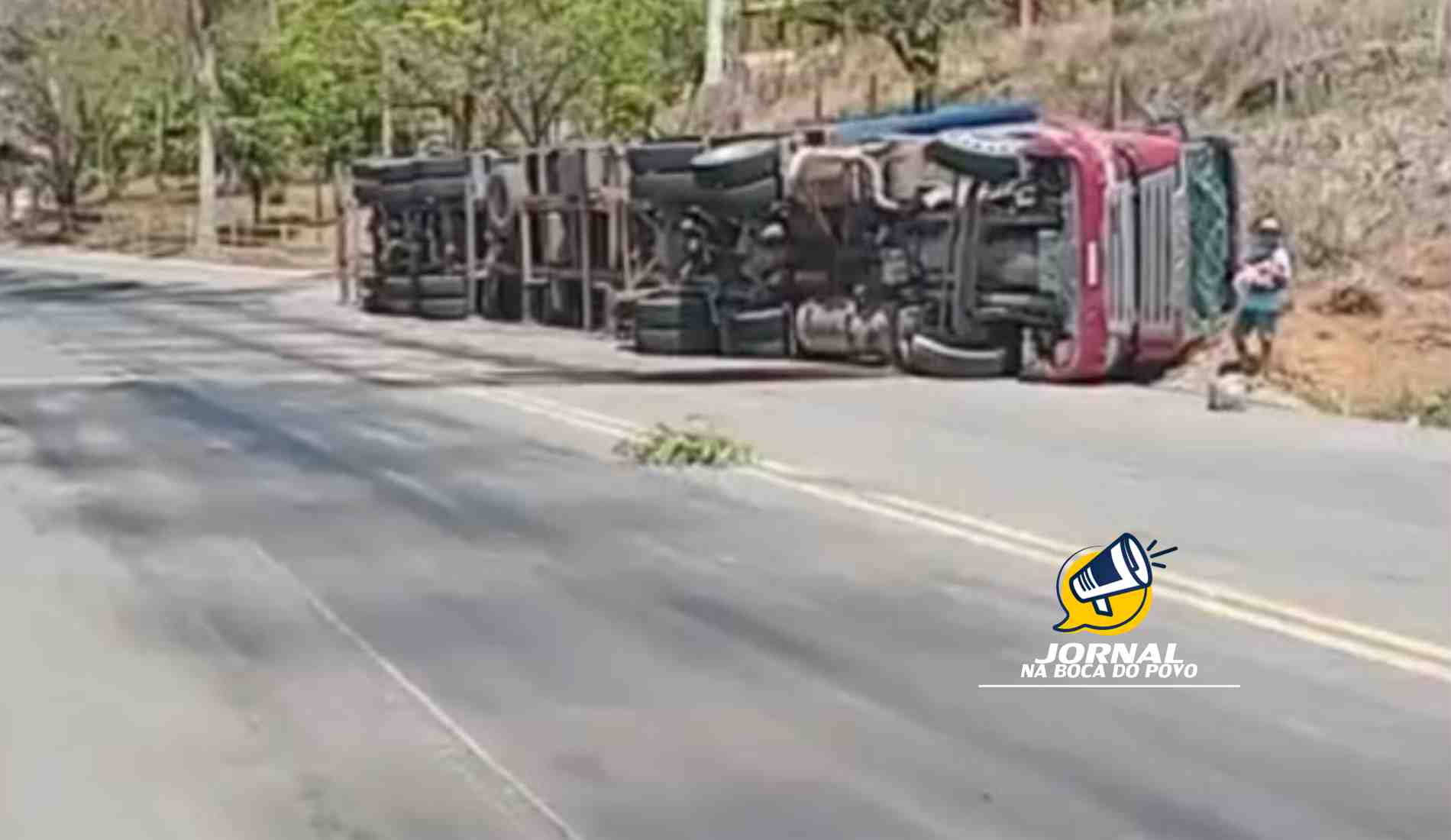 Carreta tomba na RJ-186, em Santo Antônio de Pádua
