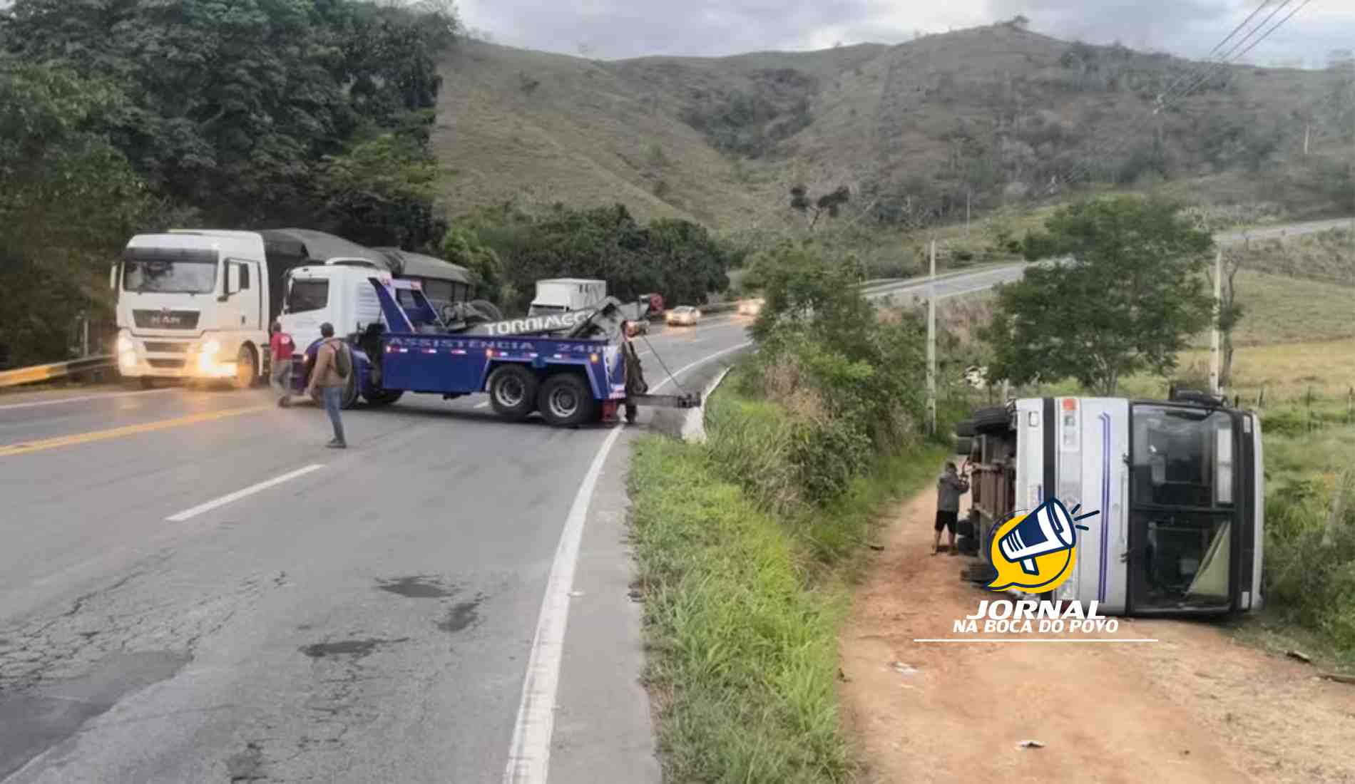 Ônibus tomba na BR-356, em Itaperuna