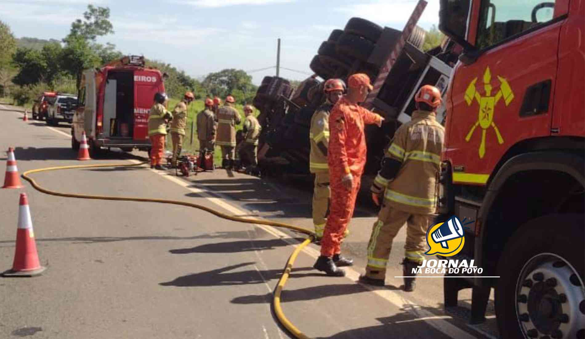 Bebê morre e pais ficam feridos após carreta tombar entre Natividade e Itaperuna