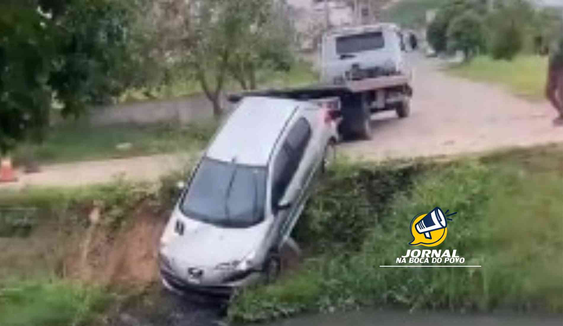 Vídeo: Carro cai em valão em Itaperuna