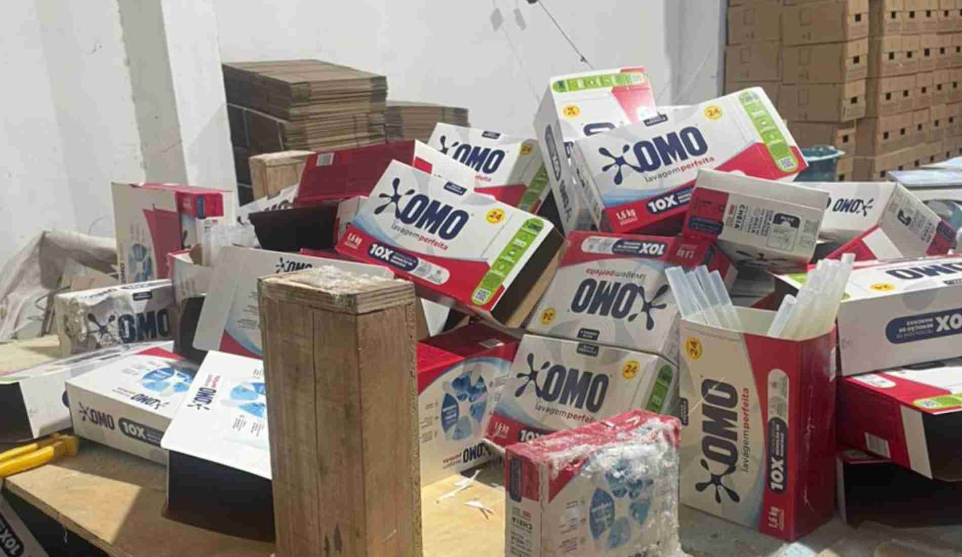 Vídeo: PM estoura fábrica que falsificava sabão em pó em Itaperuna e 10 pessoas são levadas para delegacia