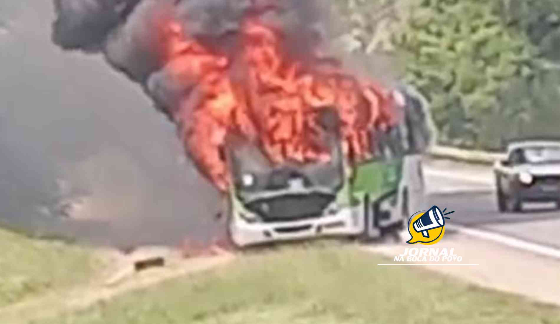Ônibus pega fogo na BR-101, em Campos dos Goytacazes; ninguém ficou ferido