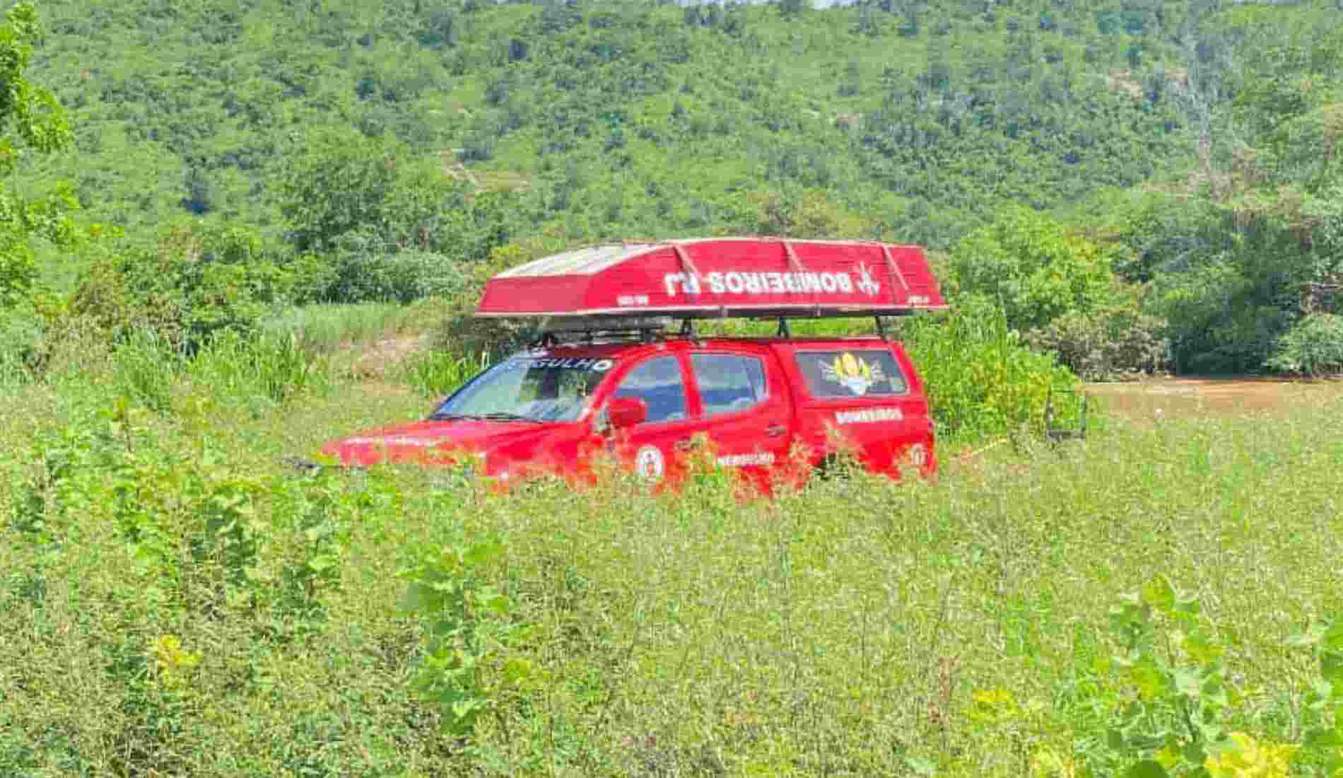 Bombeiros fazem buscas no Rio Paraíba do Sul