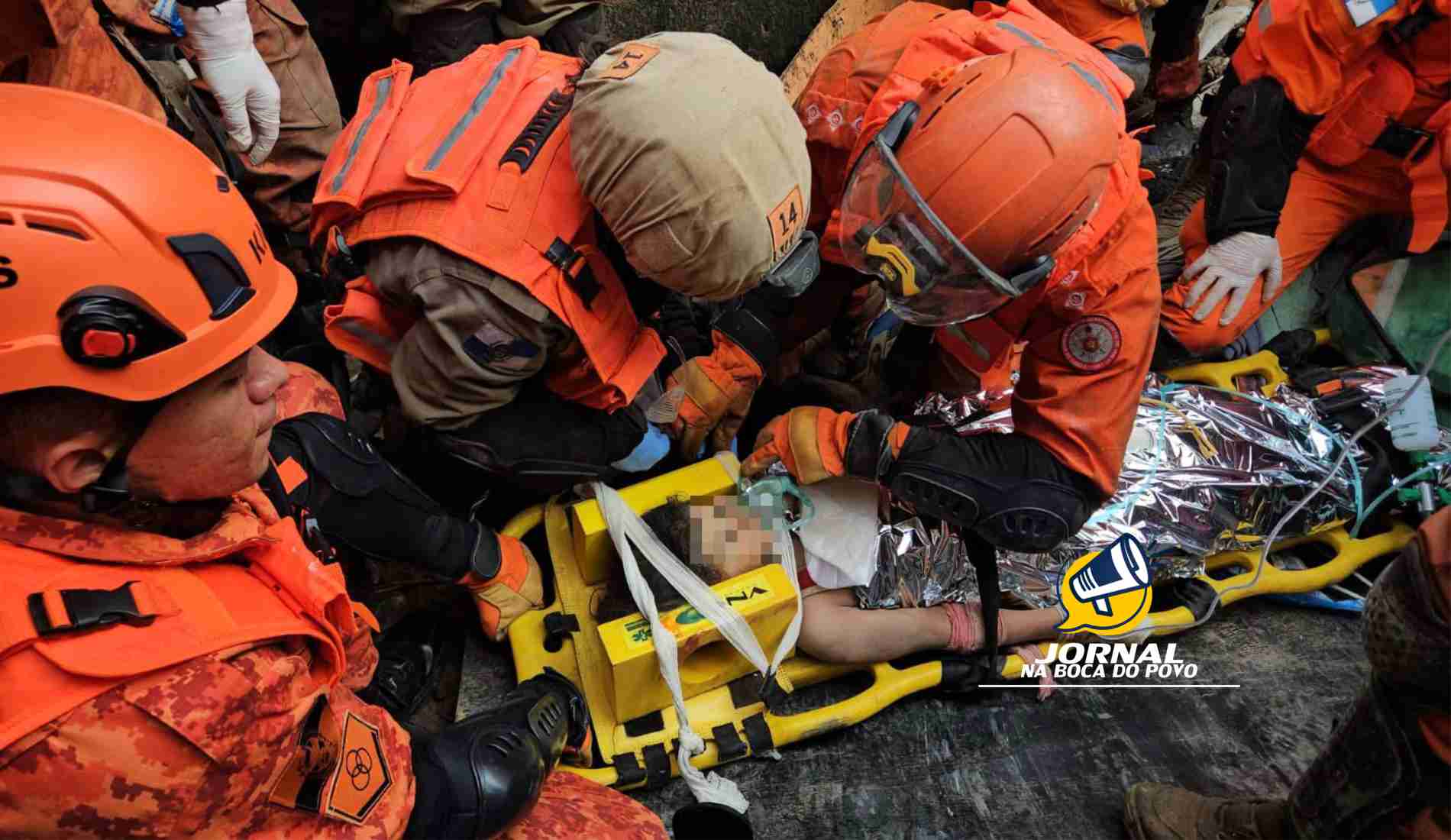 Vídeo: Criança de sete anos e outras oito pessoas são resgatadas com vida após desabamento no RJ