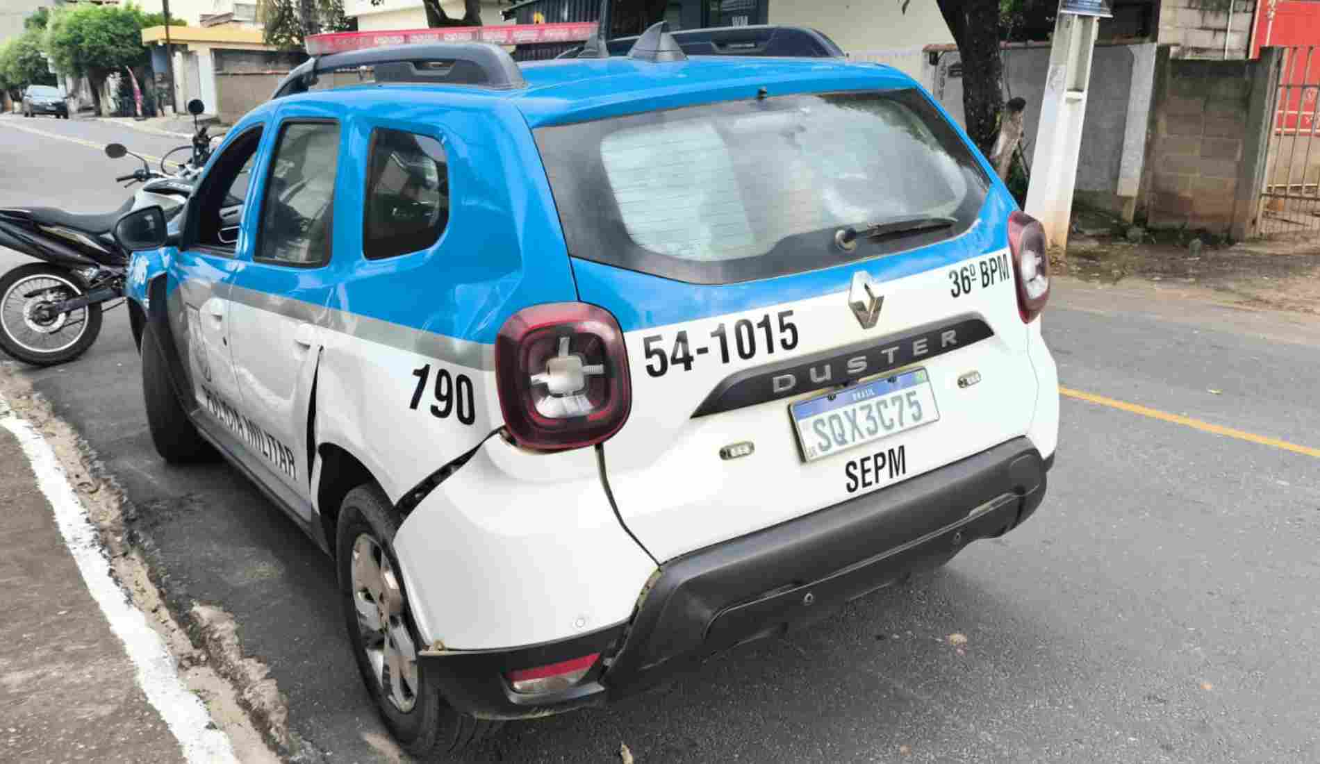 Moto e viatura da PM colidem no Centro de Aperibé