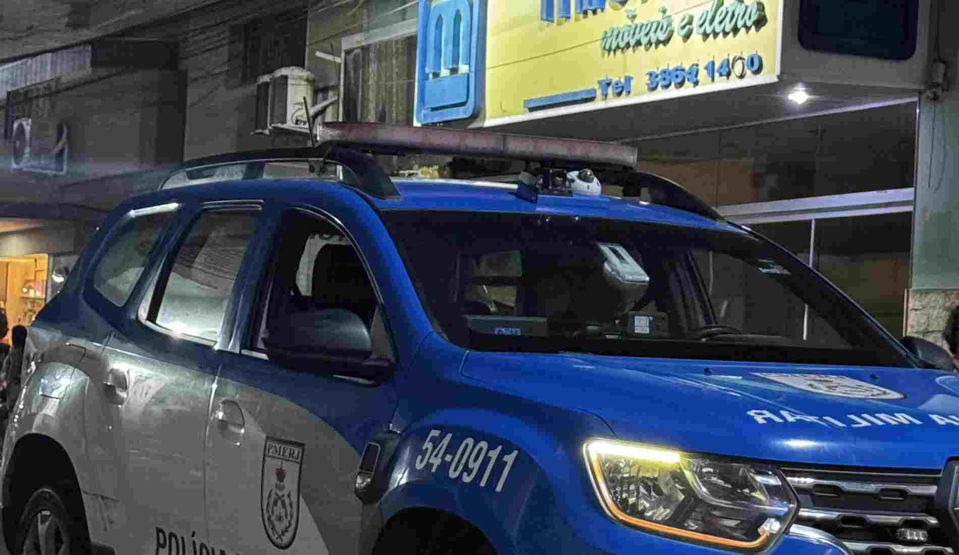 Homem é preso por estelionato após usar cartão esquecido em praça em Aperibé