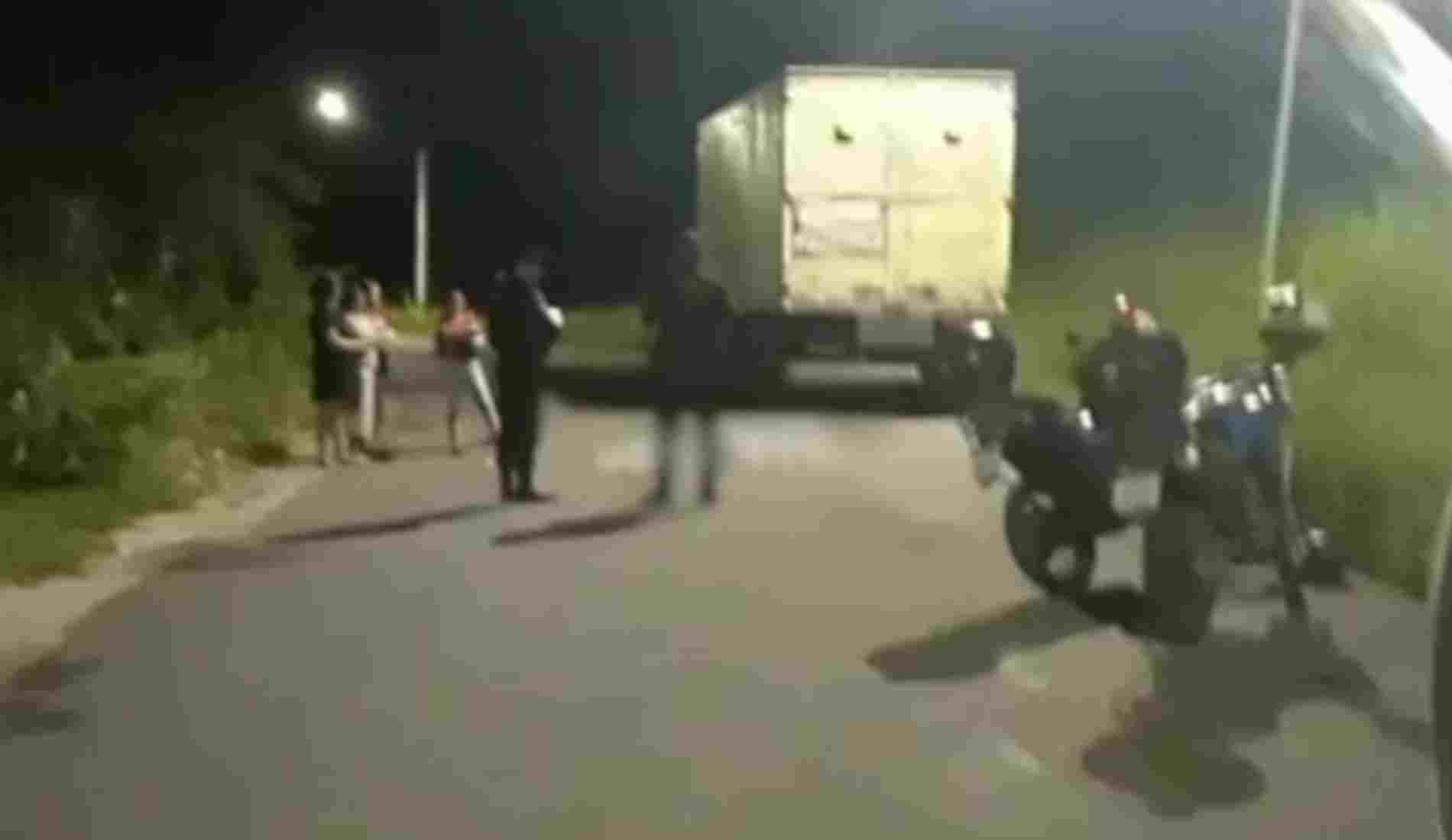 Jovem morre em acidente entre caminhão e moto em Pádua; outro fica ferido