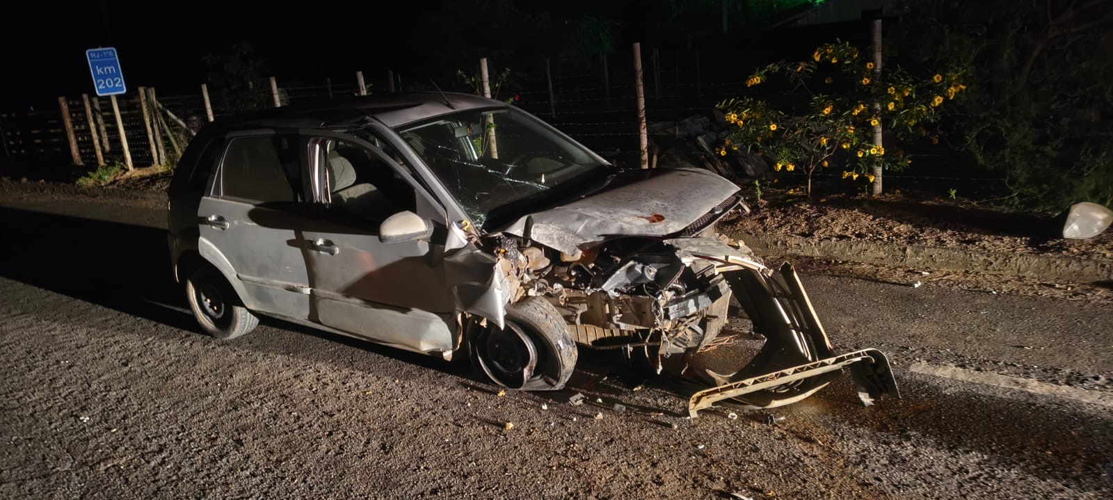 Carro atinge poste, deixa Serrinha sem luz, e motorista é socorrido com ferimentos leves