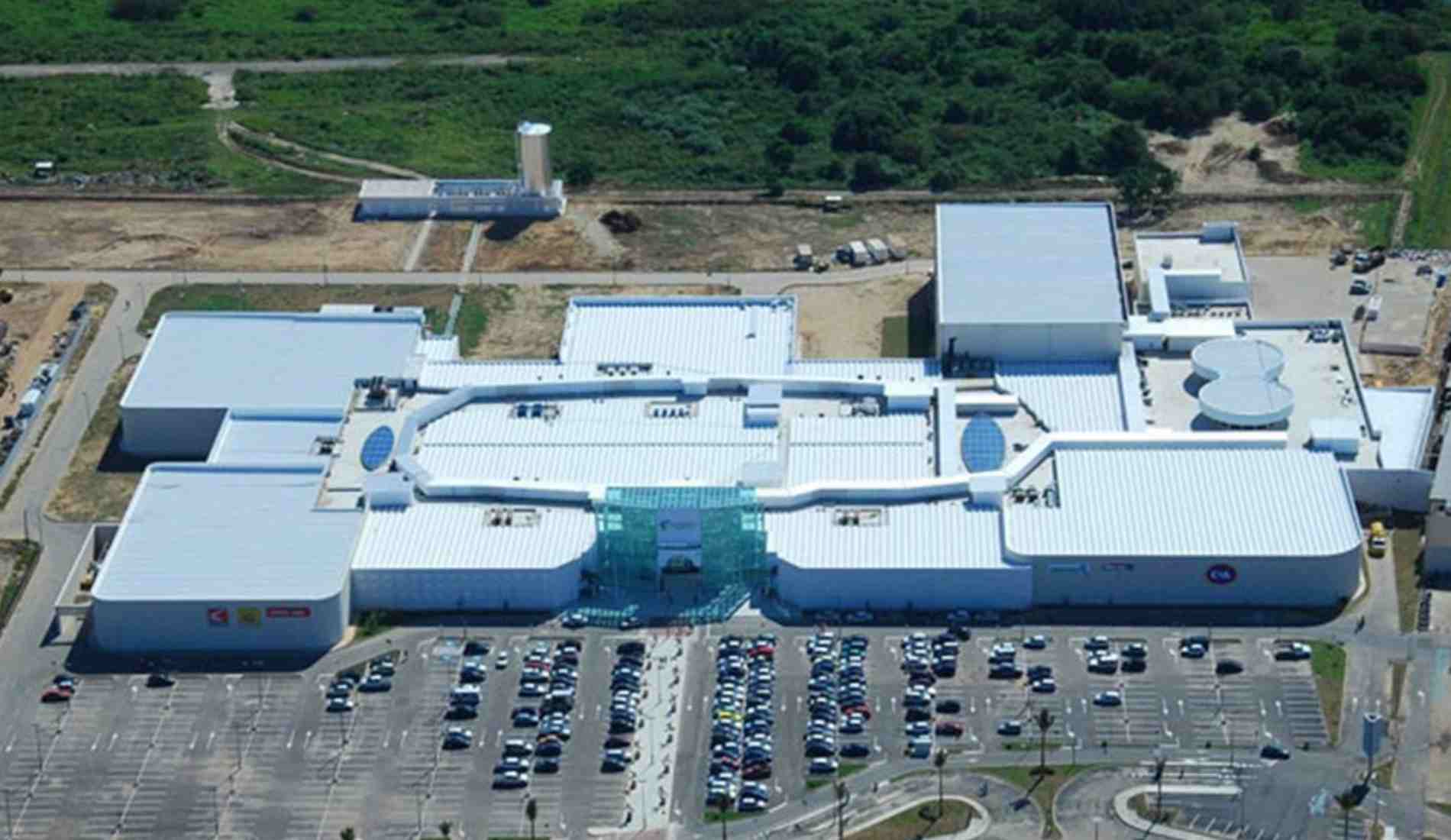 Mulher é sequestrada após sair de shopping em Campos, forçada a transferir dinheiro e abandonada em Guandu