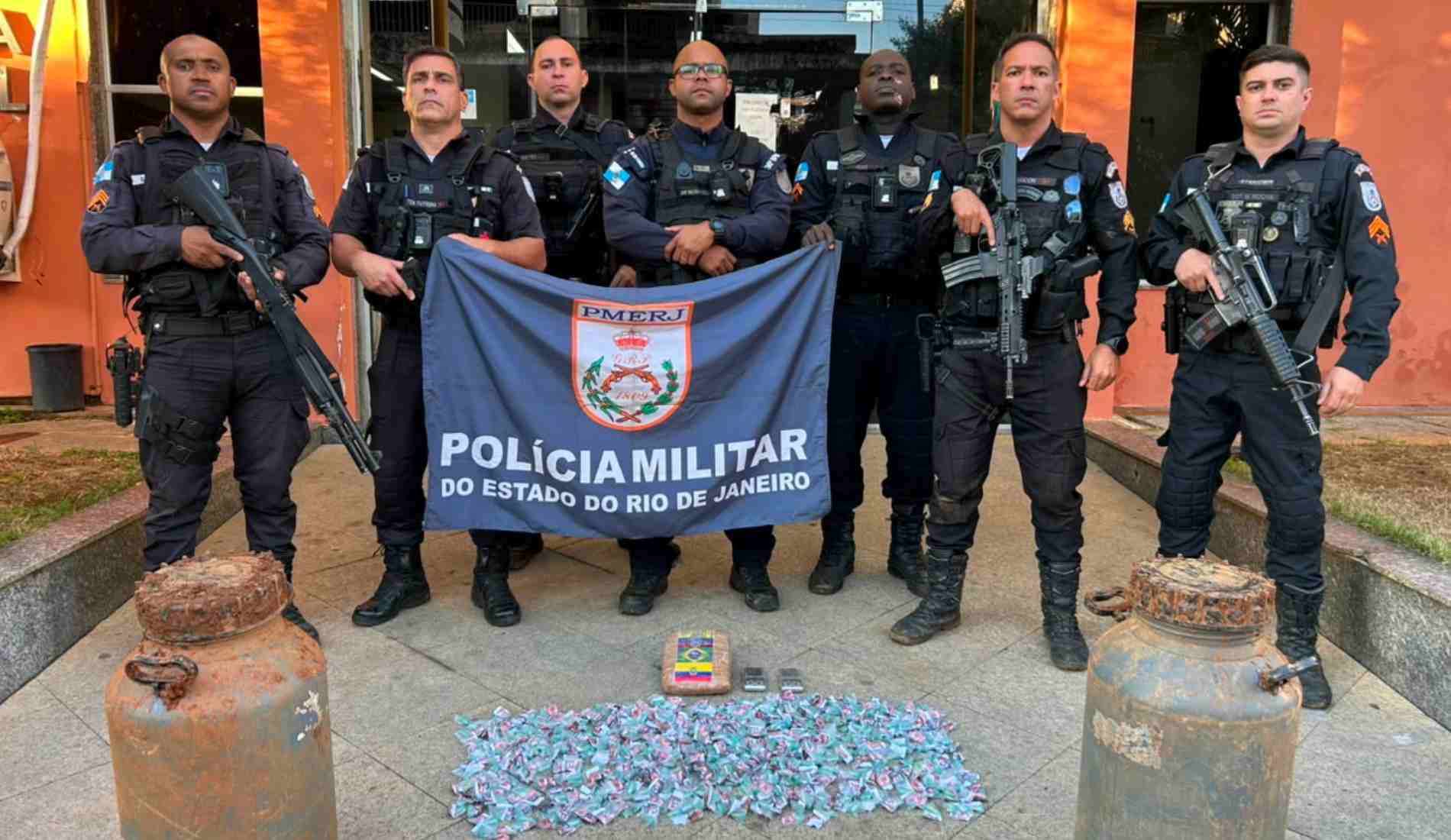 PM apreende vasta quantidade de drogas escondida em área de mata em Pádua